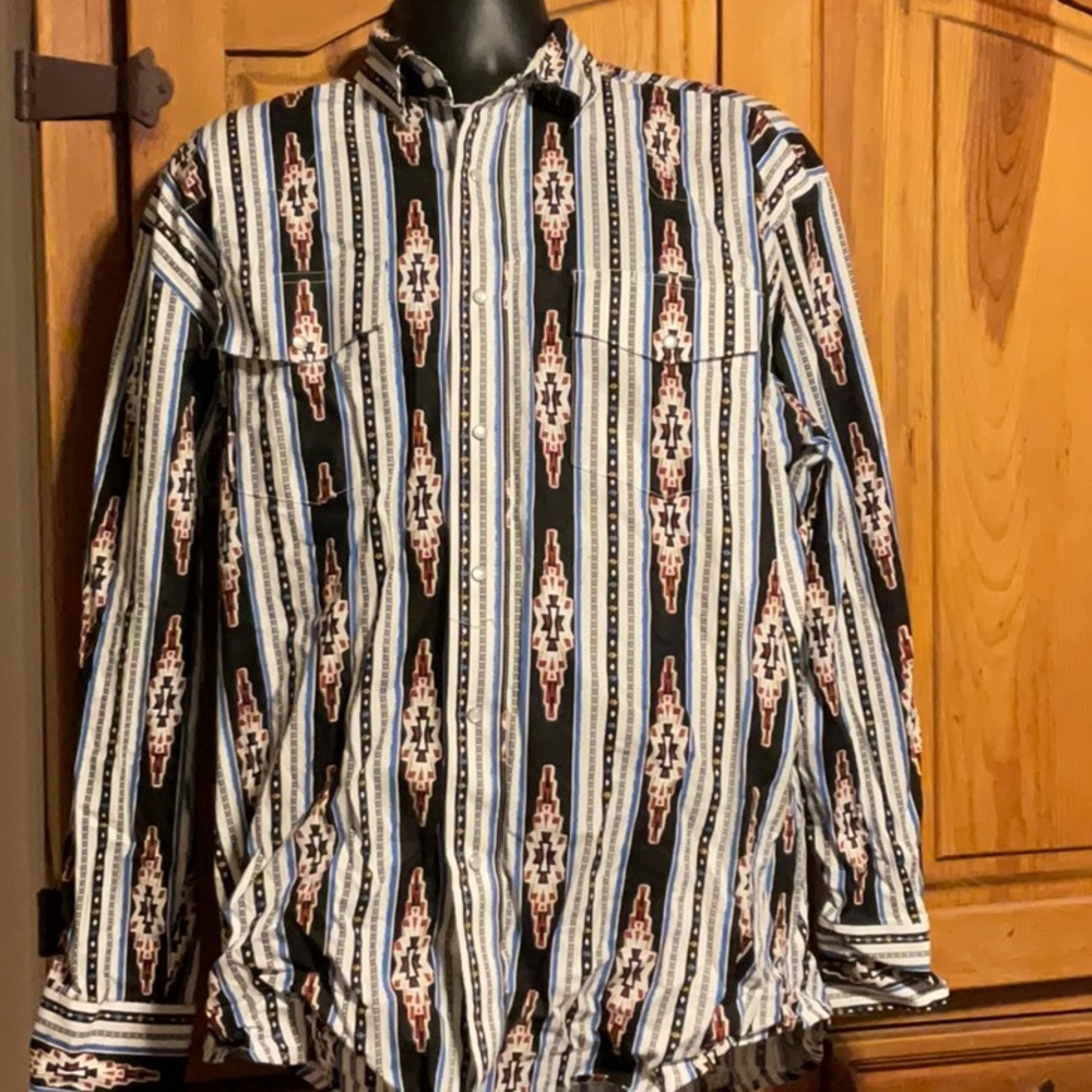 Men’s Wrangler Long Sleeve Shirt
Aztec Print with Western Yoke
Pearl Snap